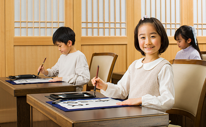 幼児・学童教室は、ペン習字とふで習字を両方学べます。